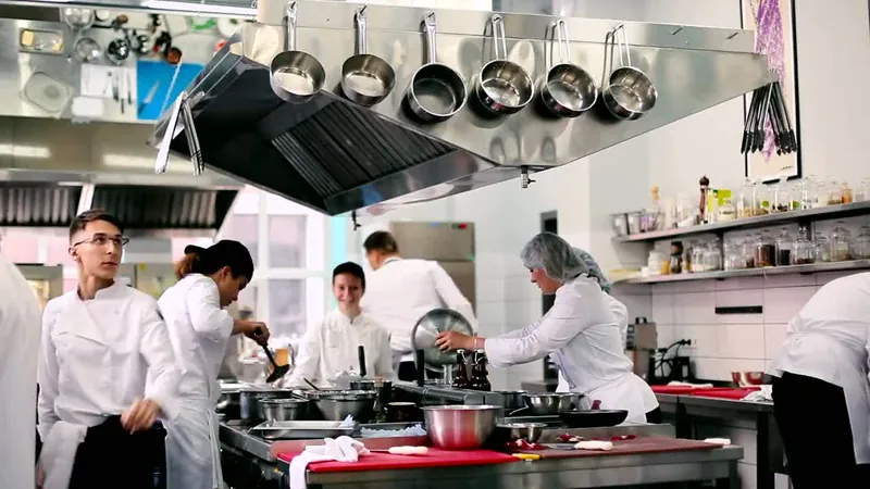 Brigade de cuisine au travail dans une cuisine professionnelle