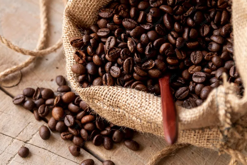 Grains de café torréfiés dans un sac en toile de jute