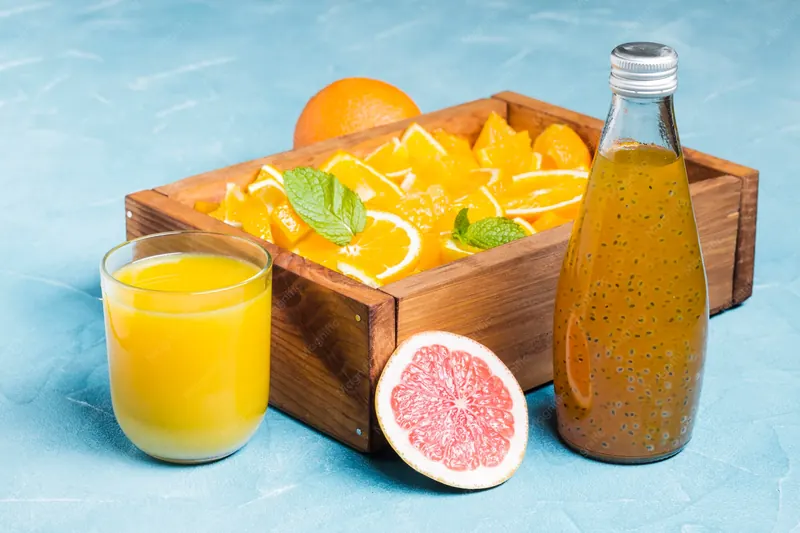 Jus d'orange et fruits frais dans une caisse en bois