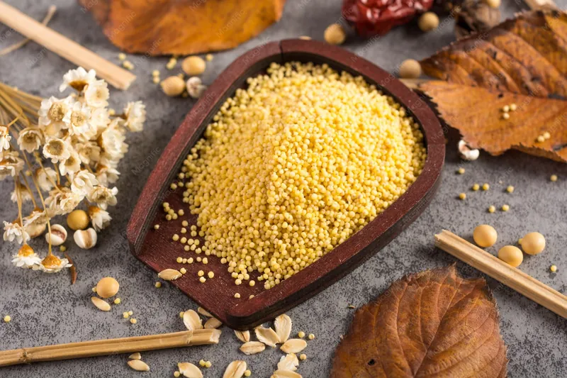 Graines de couscous dans une pelle en bois