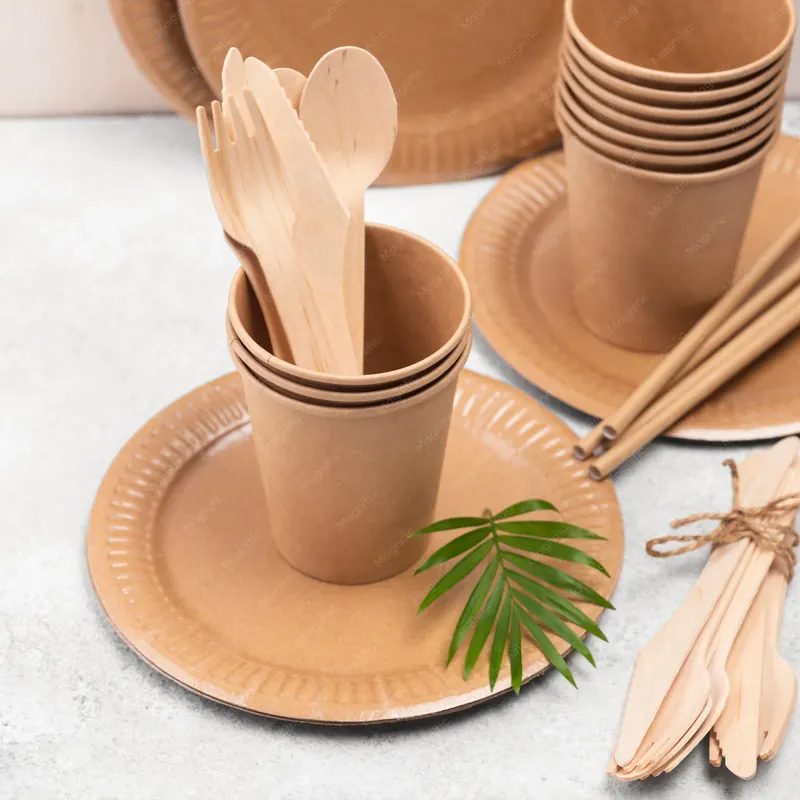Gobelets, assiettes et couverts en carton kraft pour la vente à emporter