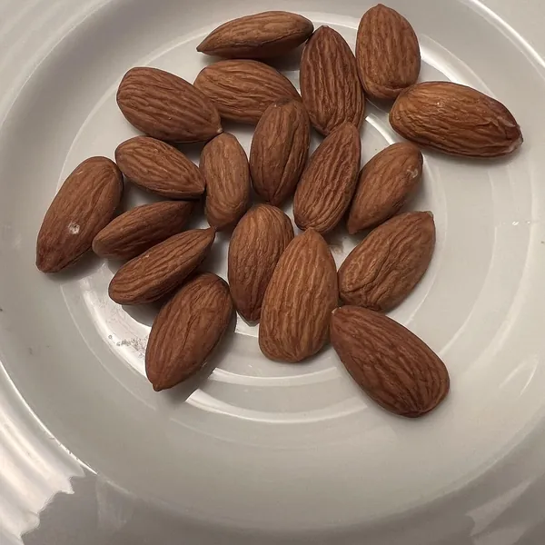 Milady — Whole Californian almonds Per kg
