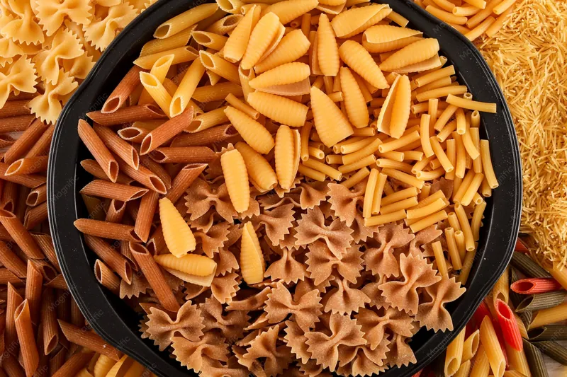 Assortiment de pâtes sèches : penne, farfalle et macaronis